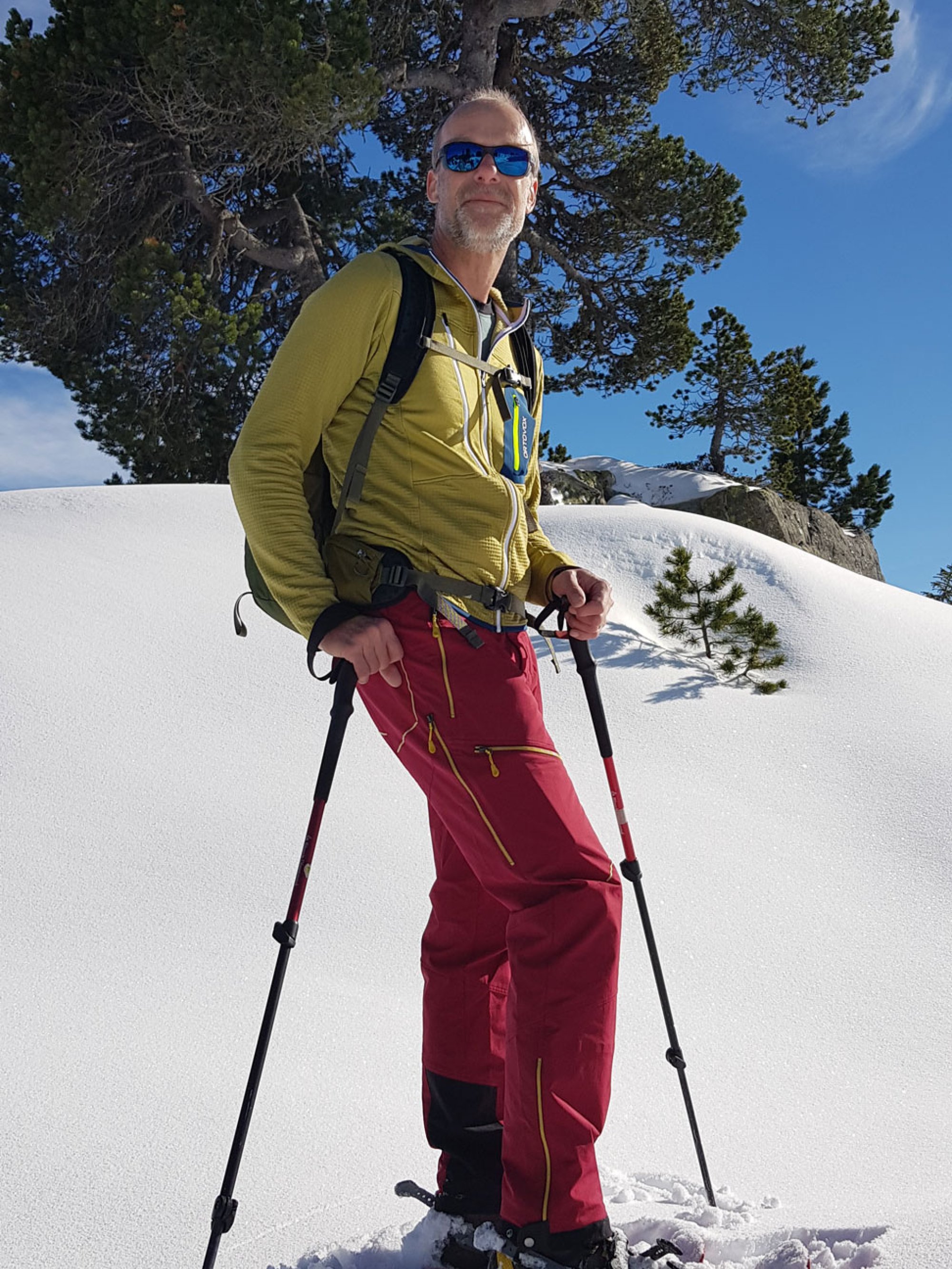 Wanderleiter Beat Bachmann mit Schneeschuhen auf der Loubenegg.